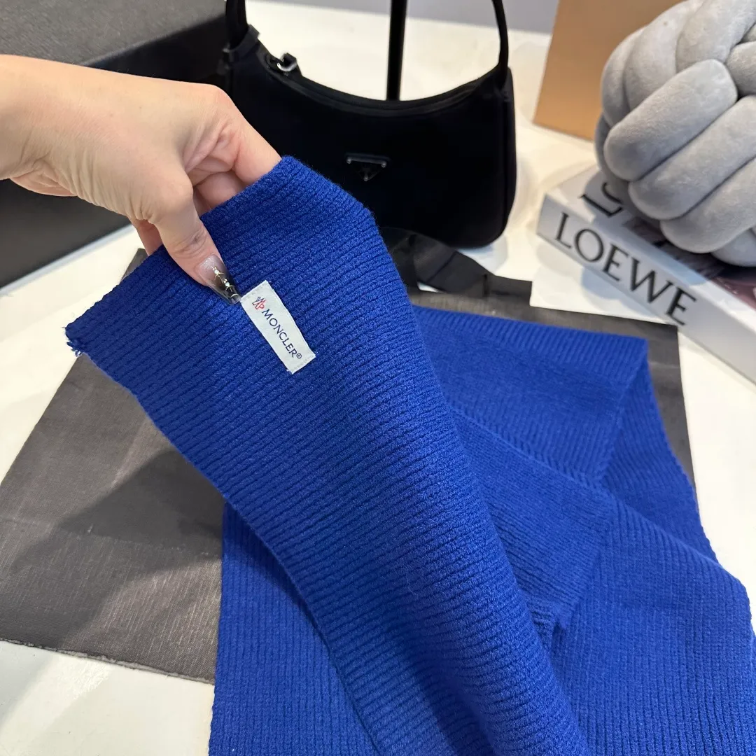 P130 Moncler autumn and winter counter style knitted beanie + scarf with classic pattern, warm and fashionable! Fashionable and popular 🌸First-class texture, pure wool