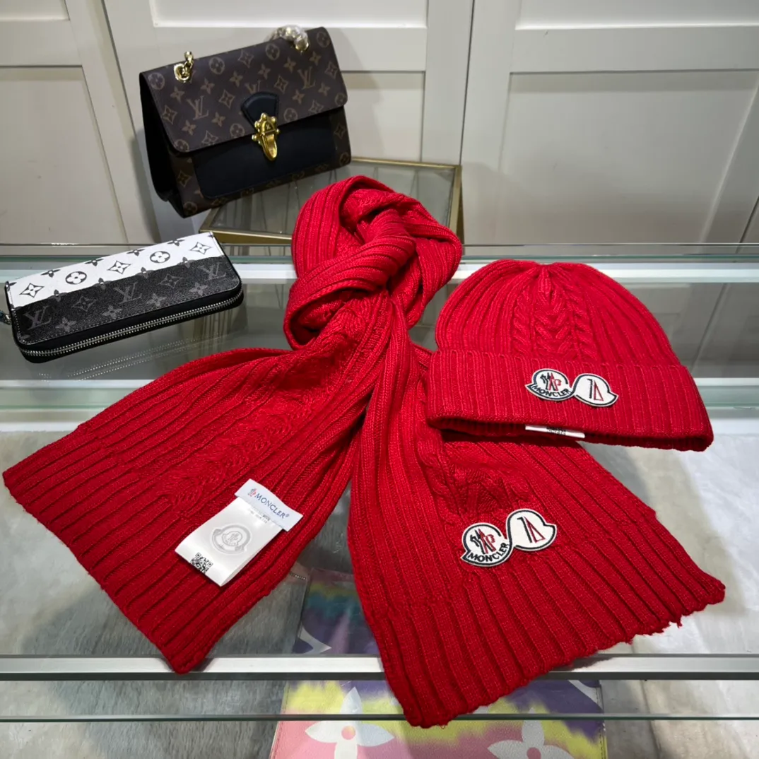 P170 MONCLER classic suit hat! Hat ➕Scarf! Cashmere and Rabbit Velvet Quality! It's warm and super comfortable~A great tool for young ladies to reduce their age in winter~This winter, all you need is a set of hats~It's warm and fashionable! Unisex model! Can be made as a couple model! Complete range of anti-counterfeiting labels and elevators! Many styles, welcome to choose!!