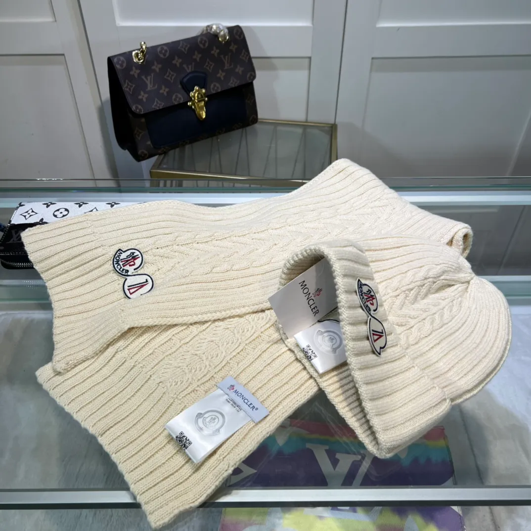 P170 MONCLER classic suit hat! Hat ➕Scarf! Cashmere and Rabbit Velvet Quality! It's warm and super comfortable~A great tool for young ladies to reduce their age in winter~This winter, all you need is a set of hats~It's warm and fashionable! Unisex model! Can be made as a couple model! Complete range of anti-counterfeiting labels and elevators! Many styles, welcome to choose!!