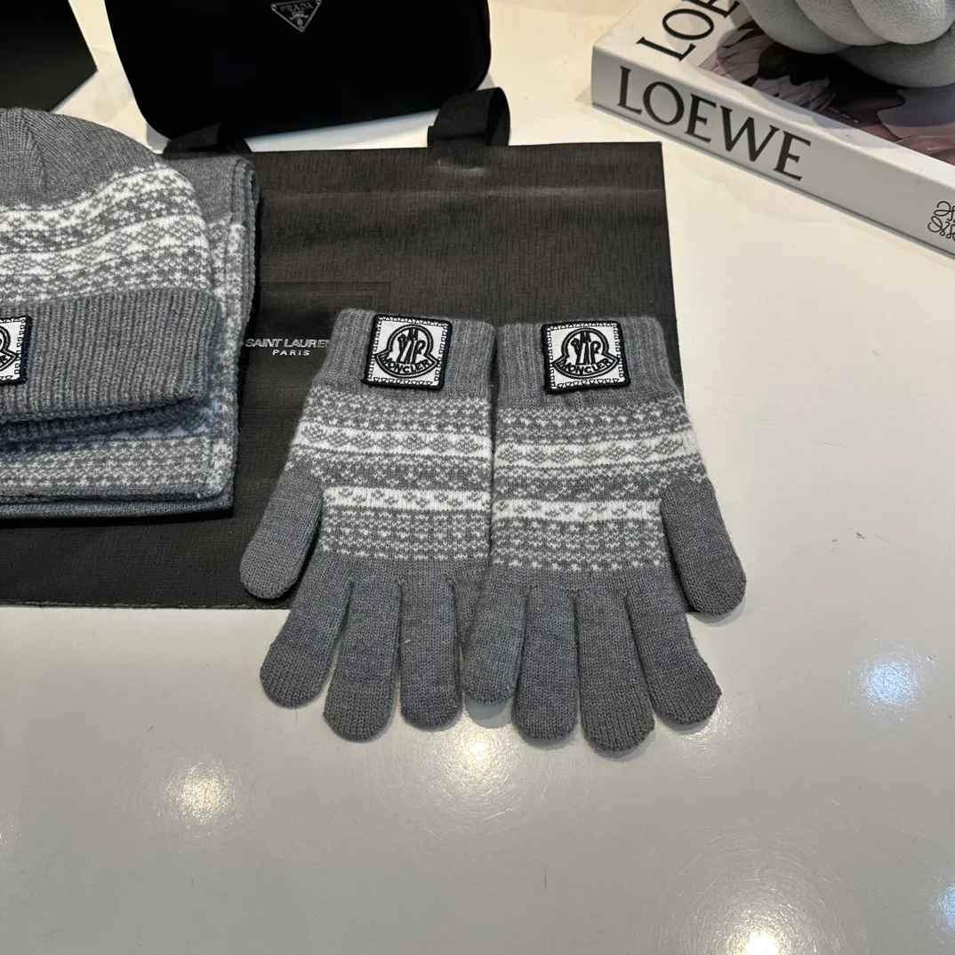 P170 Moncler Moncler 💥 Mouth three-piece set, gloves, hat, scarf, original replica. Very soft and skin-friendly, very elastic 💓 Textured and very versatile style ~ Warm, one-size-fits-all and elastic ~ Unisex, can be worn by any head size. Super quality, highly recommended