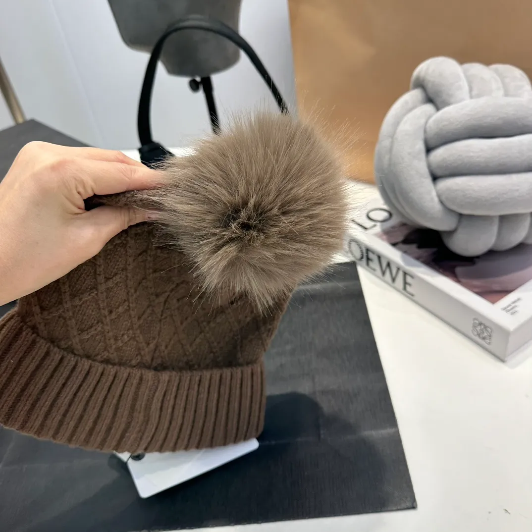 P80 Moncler👒high-end genuine exclusive style, hemp flower knitted hat, made of selected wool, skin-friendly and super soft‼ ️Paired with fox fur balls, it is very age-reducing‼ ️Complete trademark hangtags