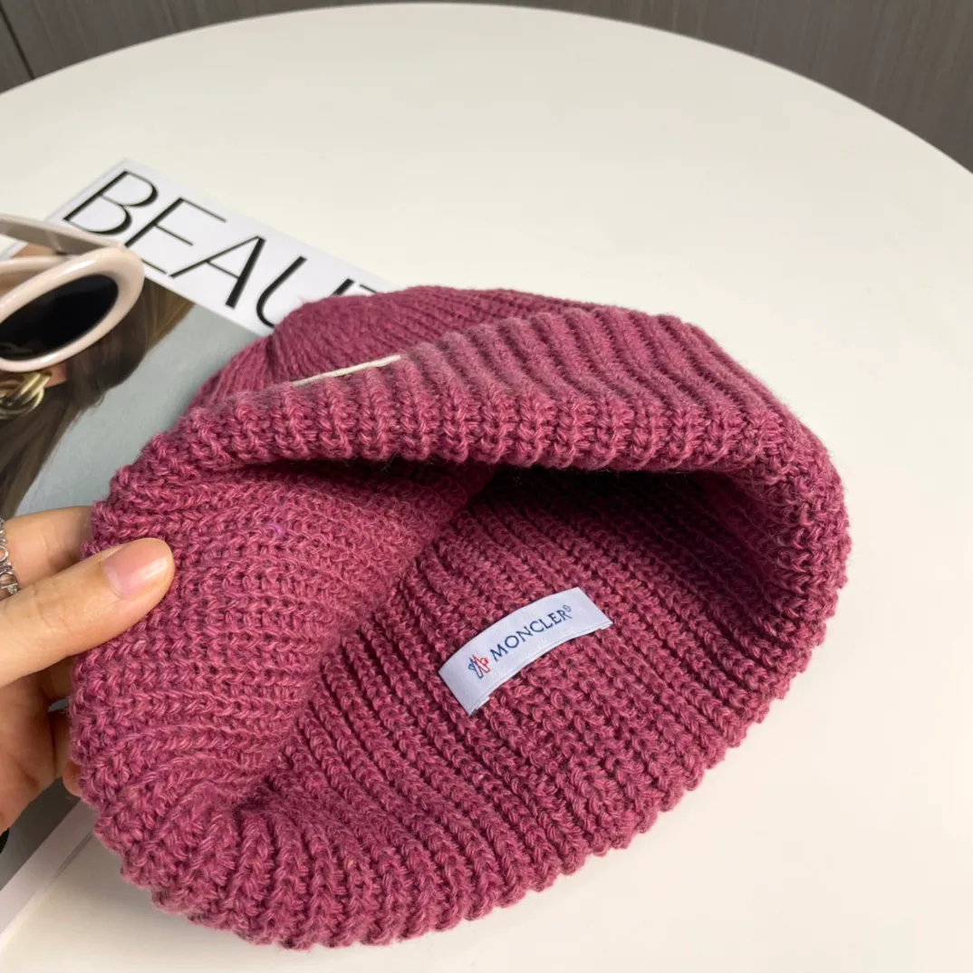 P76 Moncler 2024 early autumn and winter classic knitted hat, original replica. Very soft and skin-friendly, very elastic 💓 Textured and very versatile style ~ Warm cashmere woolen hat, one size fits all and elastic ~ Unisex, can be worn by any head circumference. Super quality, highly recommended