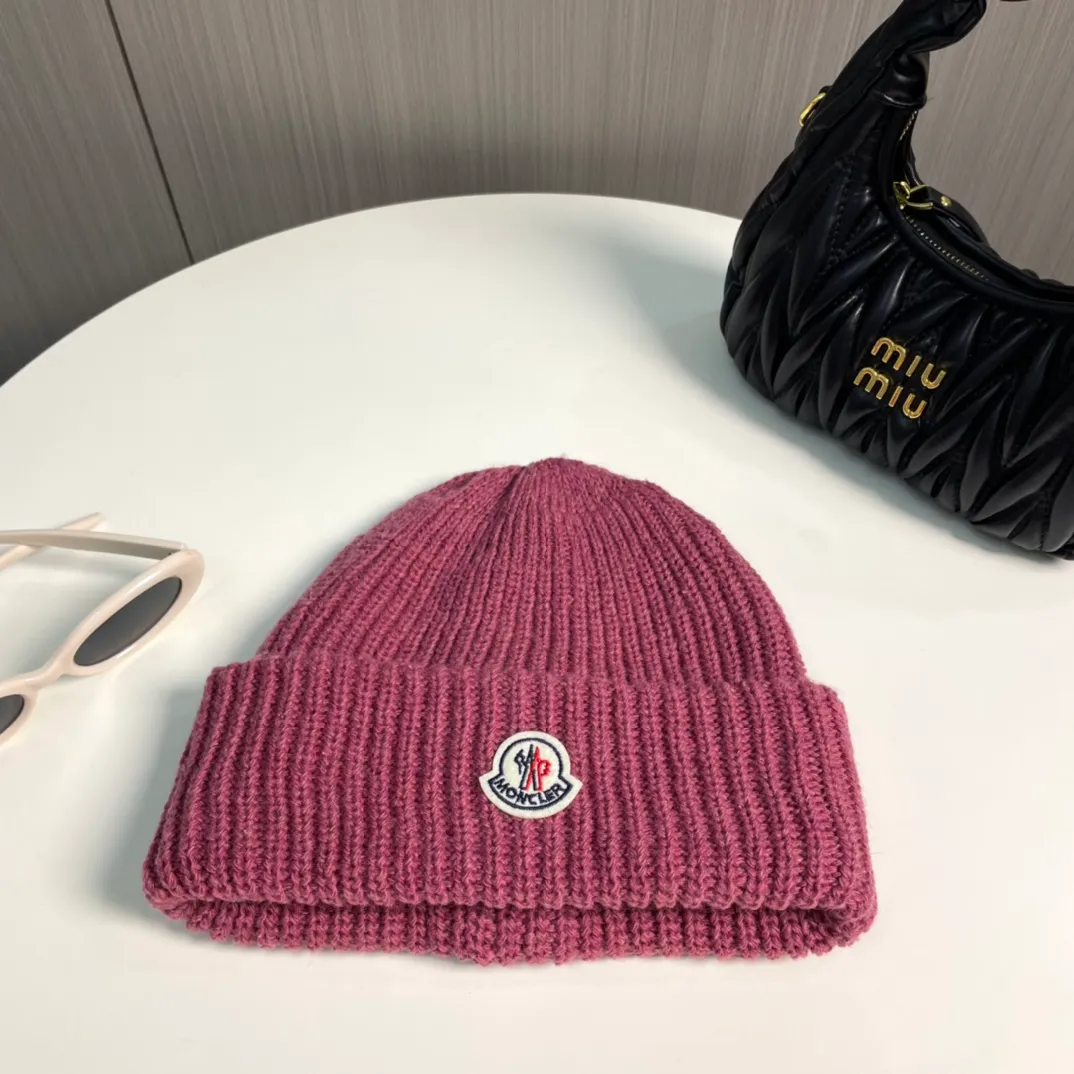 P76 Moncler 2024 early autumn and winter classic knitted hat, original replica. Very soft and skin-friendly, very elastic 💓 Textured and very versatile style ~ Warm cashmere woolen hat, one size fits all and elastic ~ Unisex, can be worn by any head circumference. Super quality, highly recommended