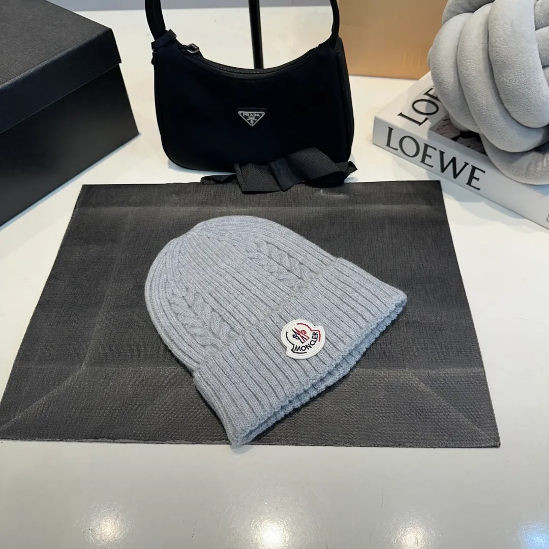 P56 high version Moncler Moncler 💥 Official website classic knitted hat, replica of the original. Very soft and skin-friendly, very elastic 💓 Textured and very versatile style ~ Warm cashmere woolen hat, one size fits all and elastic ~ Unisex, can be worn by any head size. Super quality, highly recommended
