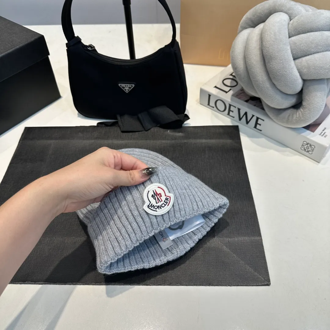 P56 high version Moncler Moncler 💥 Official website classic knitted hat, replica of the original. Very soft and skin-friendly, very elastic 💓 Textured and very versatile style ~ Warm cashmere woolen hat, one size fits all and elastic ~ Unisex, can be worn by any head size. Super quality, highly recommended