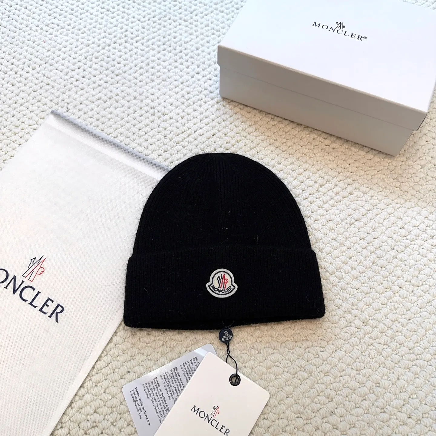 P60 with dust bag, high version Moncler Moncler 💥Official website classic knitted hat, replica of the original. Very soft and skin-friendly, very elastic 💓 Textured and very versatile style ~ Warm cashmere woolen hat, one size fits all and elastic ~ Unisex, can be worn by any head size. Super quality, highly recommended