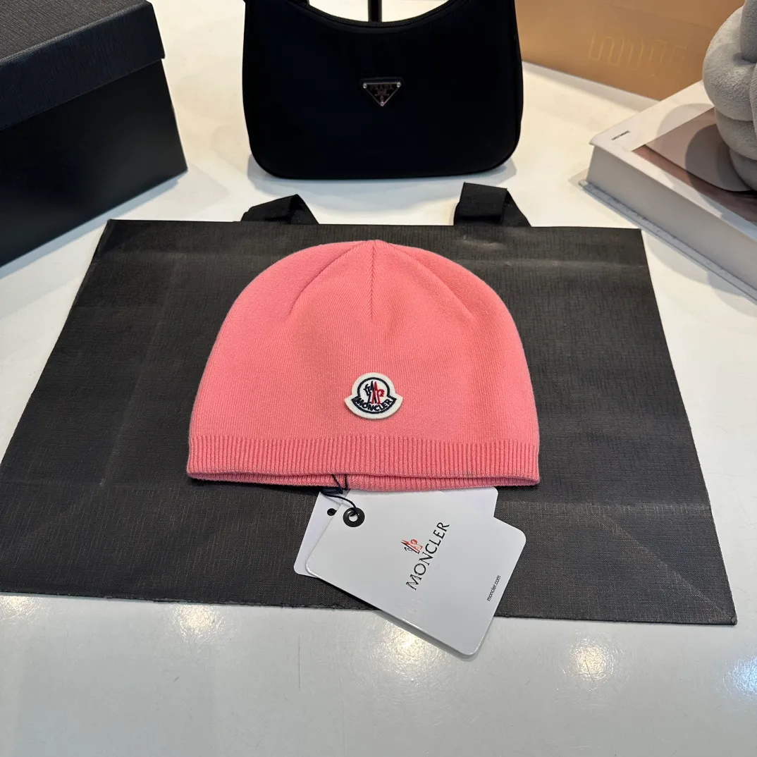P50 Moncler 💥 Official website classic knitted hat, replica of the original. Very soft and skin-friendly, very elastic 💓 Textured and very versatile style ~ Warm cashmere woolen hat, one size fits all and elastic ~ Unisex, can be worn by any head size. Super quality, highly recommended