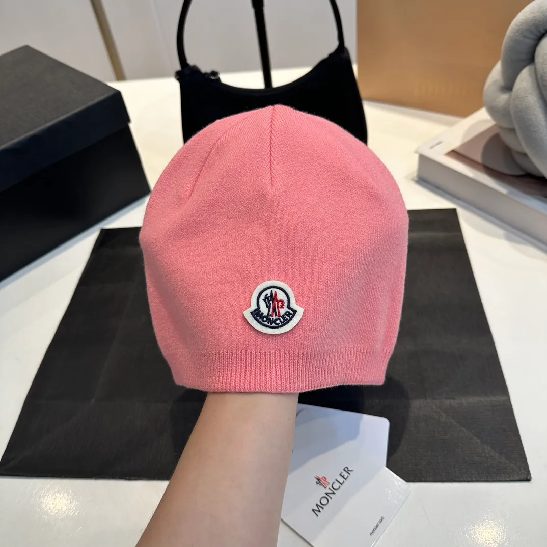 P50 Moncler 💥 Official website classic knitted hat, replica of the original. Very soft and skin-friendly, very elastic 💓 Textured and very versatile style ~ Warm cashmere woolen hat, one size fits all and elastic ~ Unisex, can be worn by any head size. Super quality, highly recommended
