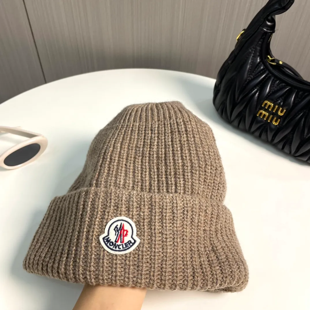 P76 Moncler 2024 early autumn and winter classic knitted hat, original replica. Very soft and skin-friendly, very elastic 💓 Textured and very versatile style ~ Warm cashmere woolen hat, one size fits all and elastic ~ Unisex, can be worn by any head circumference. Super quality, highly recommended
