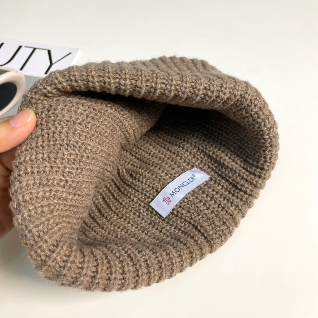 P76 Moncler 2024 early autumn and winter classic knitted hat, original replica. Very soft and skin-friendly, very elastic 💓 Textured and very versatile style ~ Warm cashmere woolen hat, one size fits all and elastic ~ Unisex, can be worn by any head circumference. Super quality, highly recommended