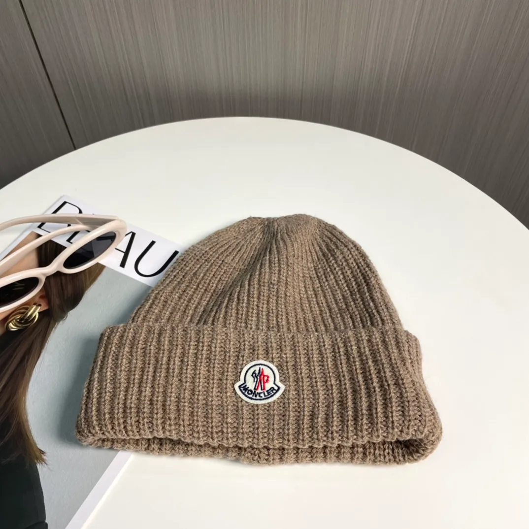 P76 Moncler 2024 early autumn and winter classic knitted hat, original replica. Very soft and skin-friendly, very elastic 💓 Textured and very versatile style ~ Warm cashmere woolen hat, one size fits all and elastic ~ Unisex, can be worn by any head circumference. Super quality, highly recommended