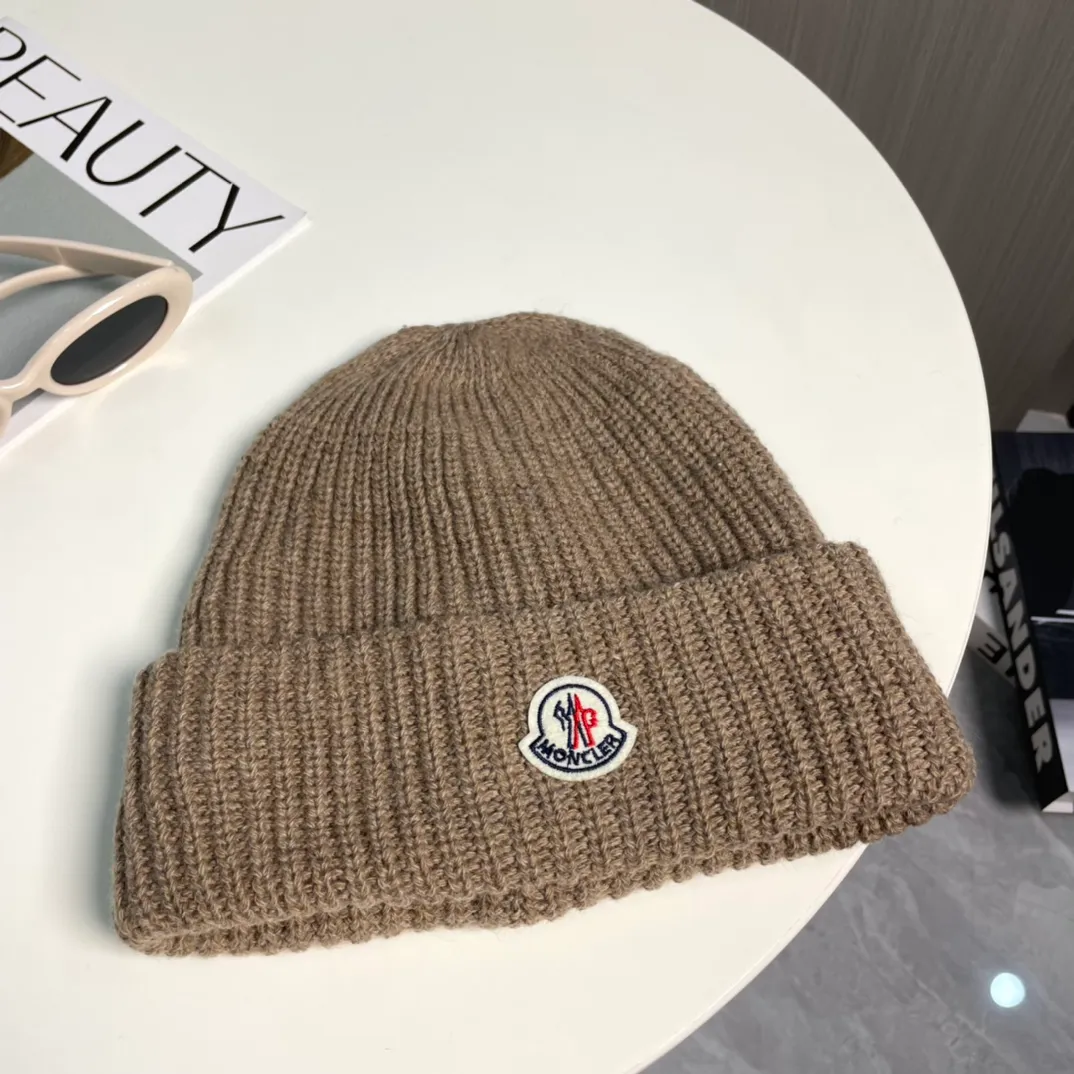 P76 Moncler 2024 early autumn and winter classic knitted hat, original replica. Very soft and skin-friendly, very elastic 💓 Textured and very versatile style ~ Warm cashmere woolen hat, one size fits all and elastic ~ Unisex, can be worn by any head circumference. Super quality, highly recommended