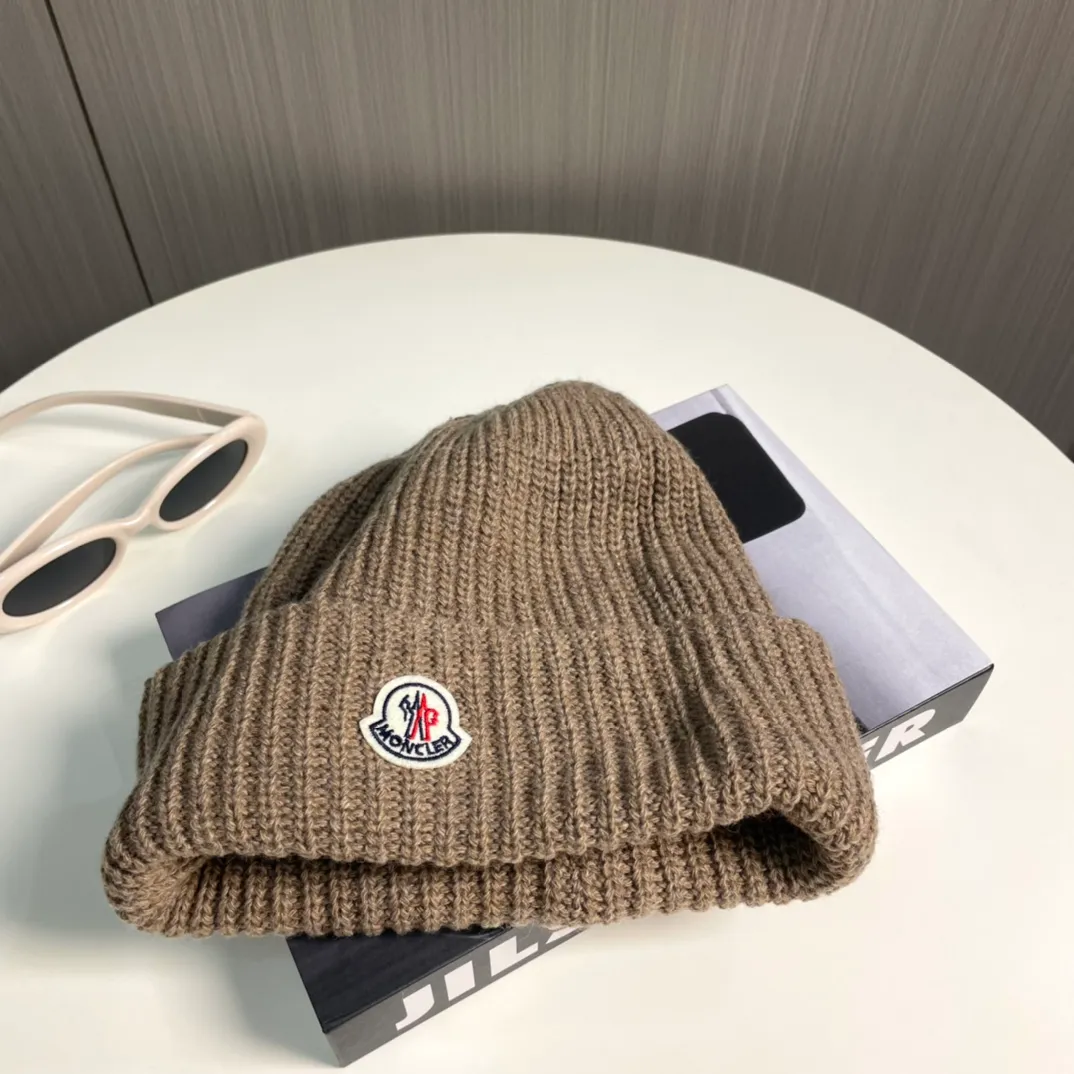 P76 Moncler 2024 early autumn and winter classic knitted hat, original replica. Very soft and skin-friendly, very elastic 💓 Textured and very versatile style ~ Warm cashmere woolen hat, one size fits all and elastic ~ Unisex, can be worn by any head circumference. Super quality, highly recommended