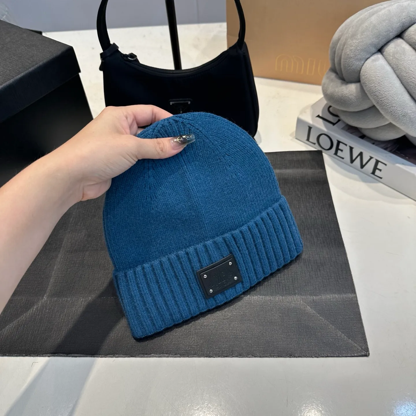 P50 Moncler warm woolen hat, sweet and cool style! Reduce your age and make your face look smaller. I’d like to share it with everyone. Every color matches well and the breasts are milky.