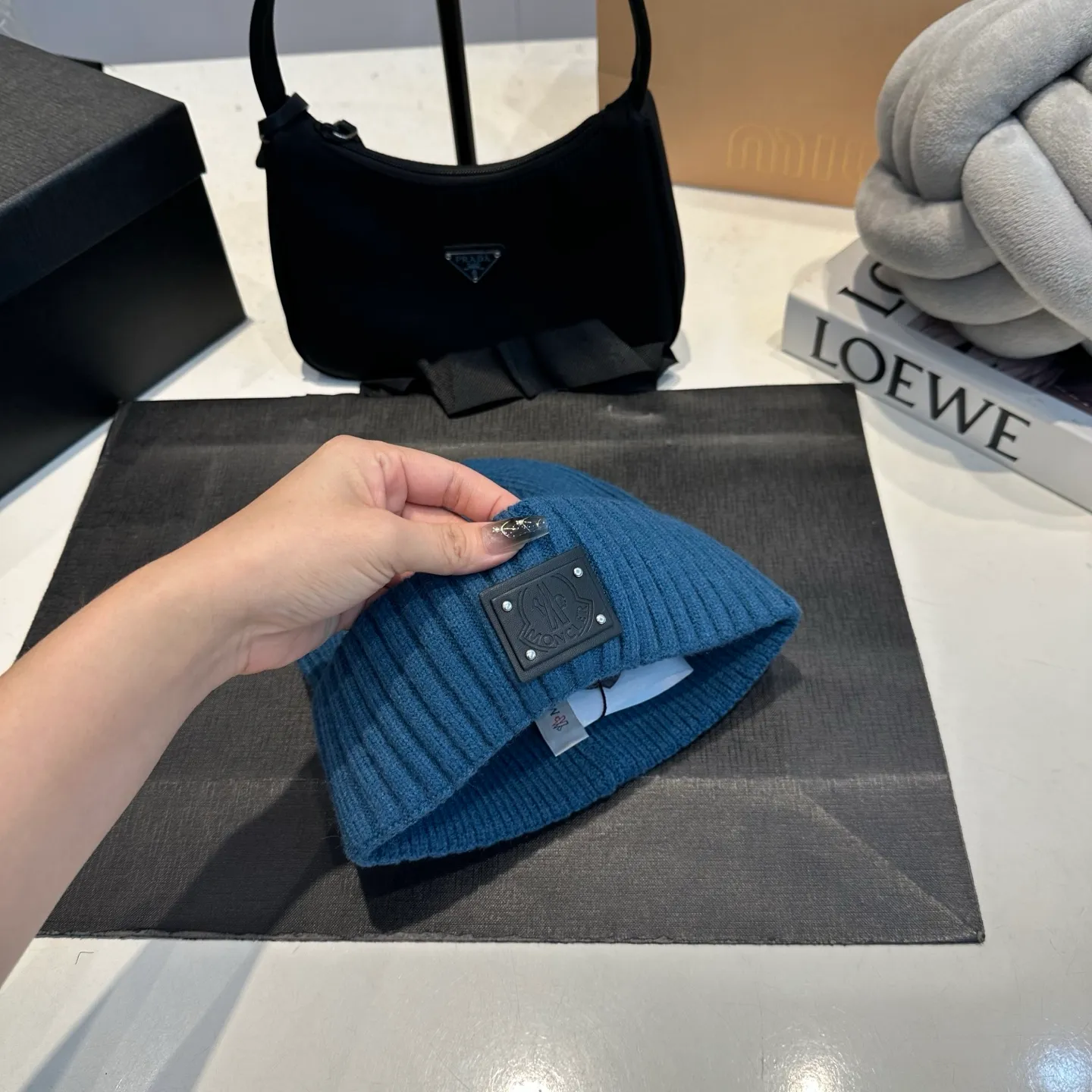 P50 Moncler warm woolen hat, sweet and cool style! Reduce your age and make your face look smaller. I’d like to share it with everyone. Every color matches well and the breasts are milky.