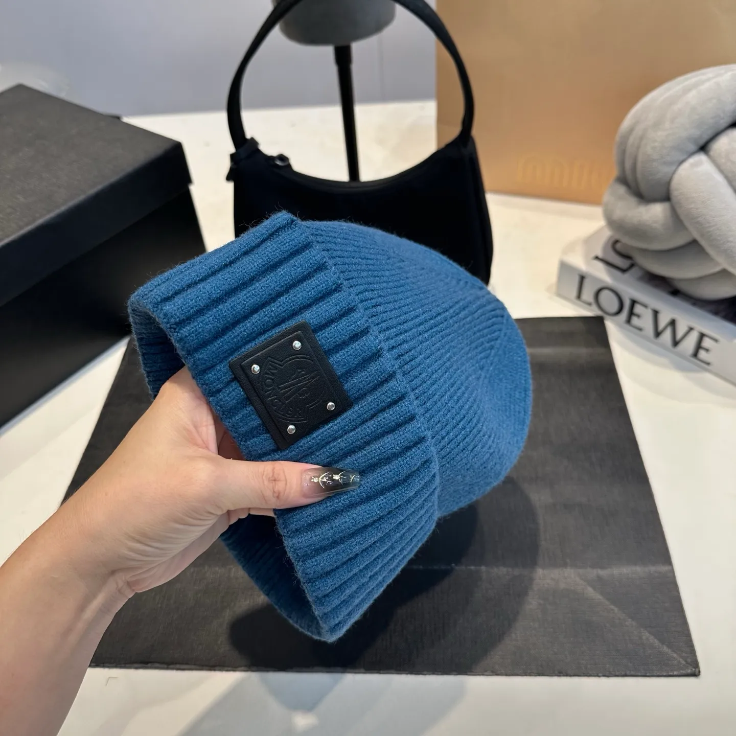 P50 Moncler warm woolen hat, sweet and cool style! Reduce your age and make your face look smaller. I’d like to share it with everyone. Every color matches well and the breasts are milky.
