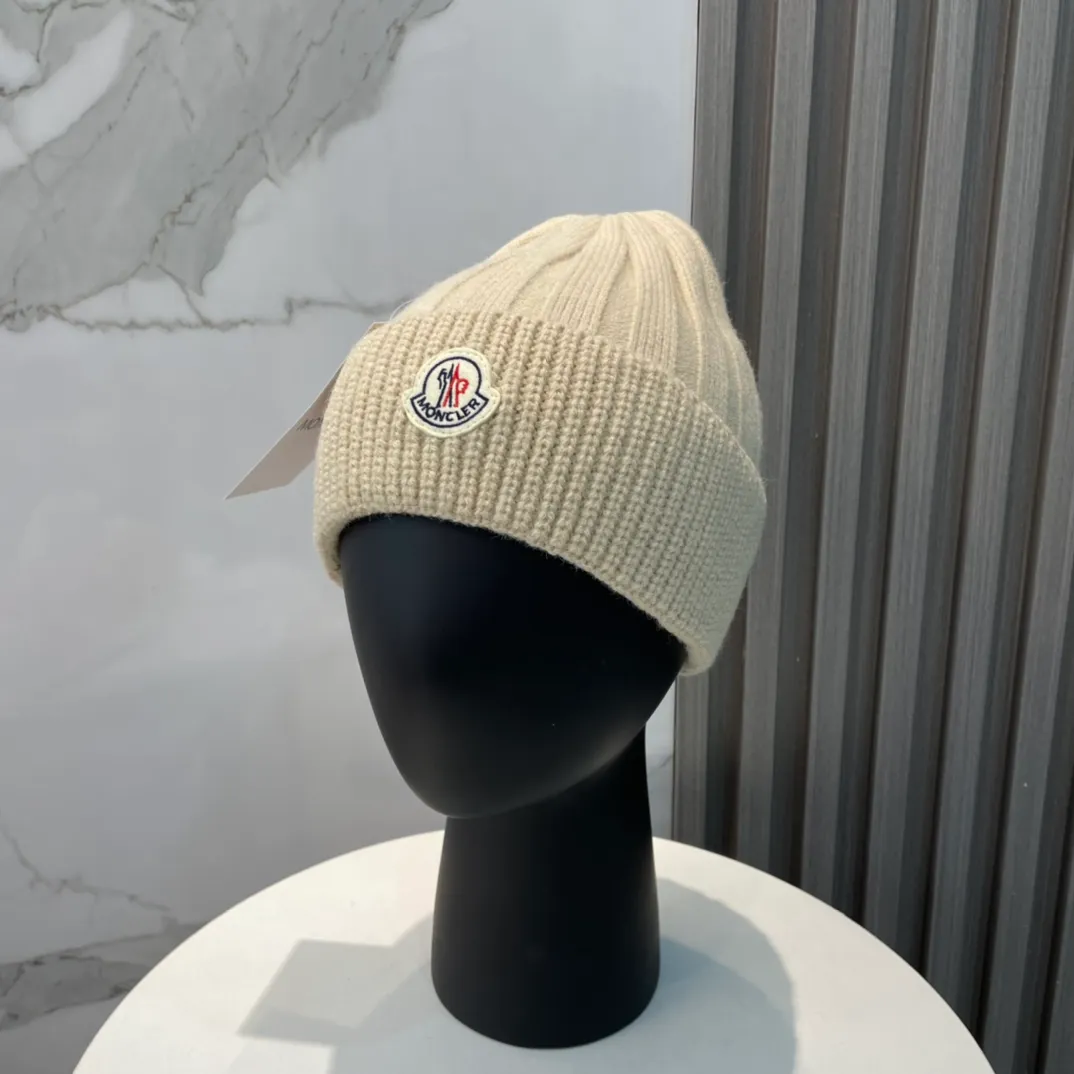 P60 comes with a dust bag for Moncler💥 Official website classic knitted hat, replica of the original. Very soft and skin-friendly, very elastic 💓 Textured and very versatile style ~ Warm cashmere woolen hat, one size fits all and elastic ~ Unisex, can be worn by any head size. Excellent quality, highly recommended