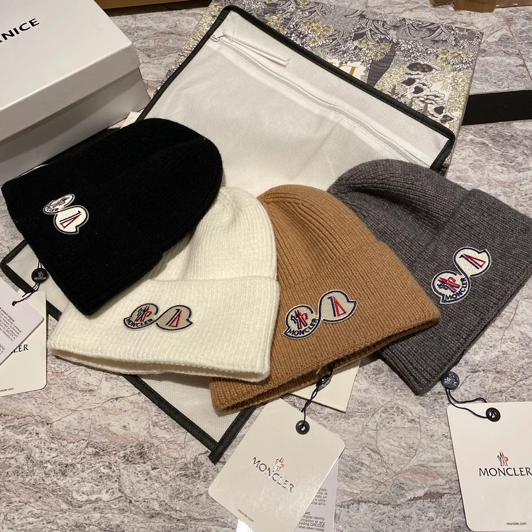 Moncler muzzle knitted hat