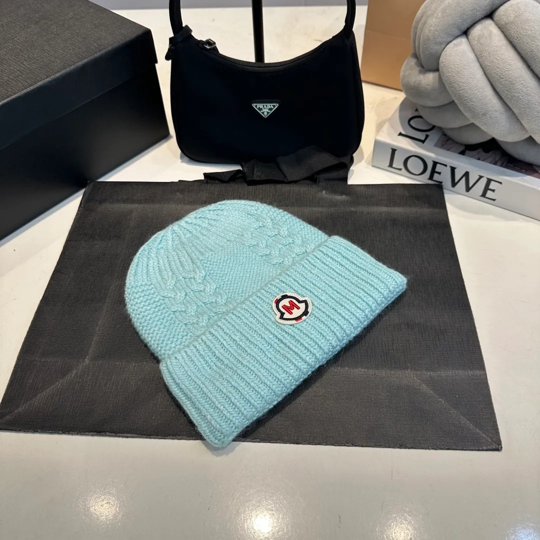 P90 high version Moncler Moncler 💥 Official website classic knitted hat, replica of the original. Very soft and skin-friendly, very elastic 💓 Textured and very versatile style ~ Warm cashmere woolen hat, one size fits all and elastic ~ Unisex, can be worn by any head size. Super quality, highly recommended
