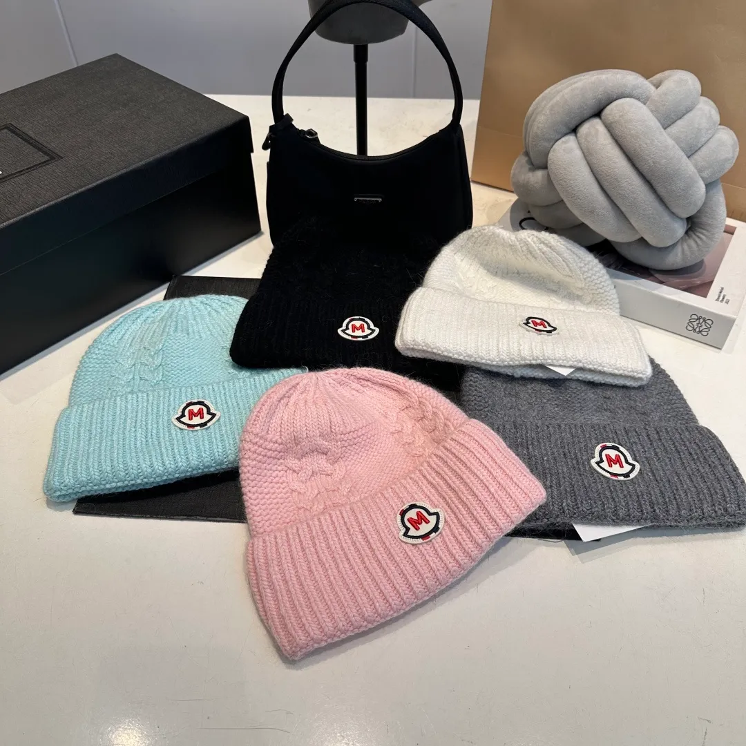 P90 high version Moncler Moncler 💥 Official website classic knitted hat, replica of the original. Very soft and skin-friendly, very elastic 💓 Textured and very versatile style ~ Warm cashmere woolen hat, one size fits all and elastic ~ Unisex, can be worn by any head size. Super quality, highly recommended
