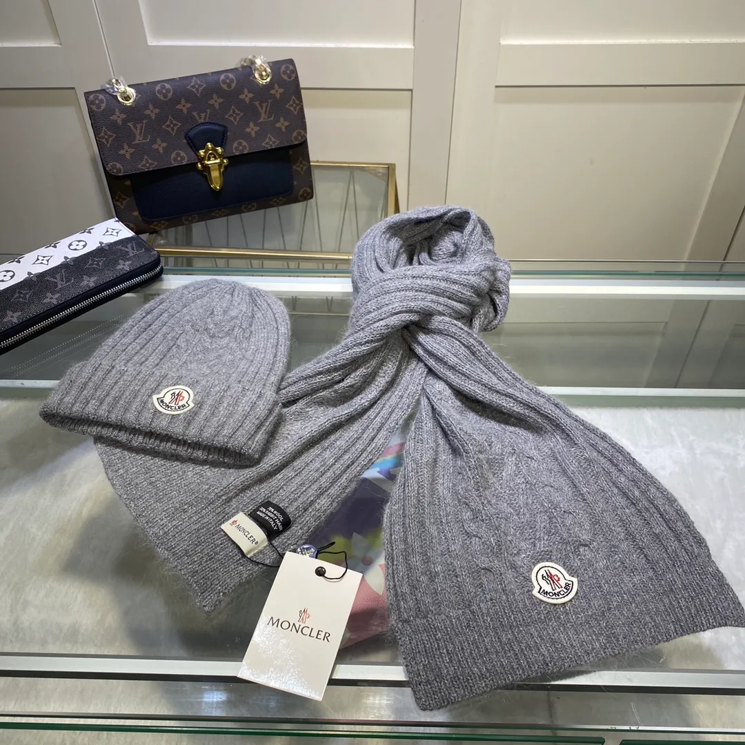 P170 MONCLER classic suit hat! Hat ➕Scarf! Cashmere and Rabbit Velvet Quality! It's warm and super comfortable~A great tool for young ladies to reduce their age in winter~This winter, all you need is a set of hats~It's warm and fashionable! Unisex model! Can be made as a couple model! Complete range of anti-counterfeiting labels and elevators! Many styles, welcome to choose!!
