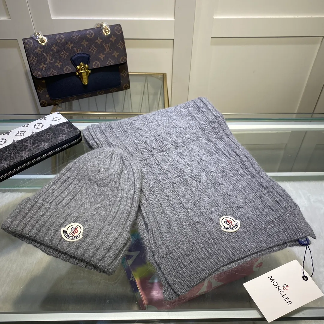 P170 MONCLER classic suit hat! Hat ➕Scarf! Cashmere and Rabbit Velvet Quality! It's warm and super comfortable~A great tool for young ladies to reduce their age in winter~This winter, all you need is a set of hats~It's warm and fashionable! Unisex model! Can be made as a couple model! Complete range of anti-counterfeiting labels and elevators! Many styles, welcome to choose!!