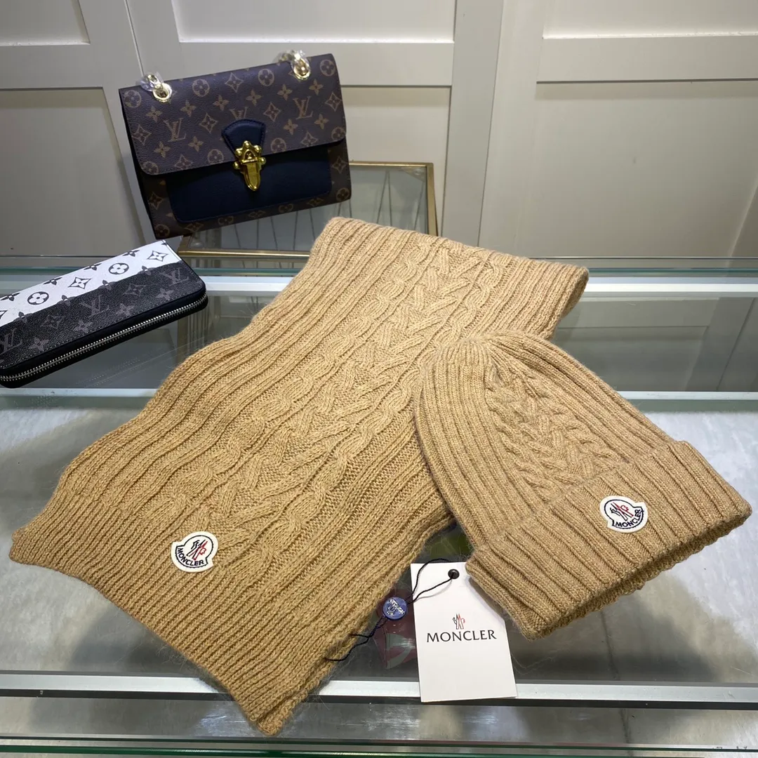 P170 MONCLER classic suit hat! Hat ➕Scarf! Cashmere and Rabbit Velvet Quality! It's warm and super comfortable~A great tool for young ladies to reduce their age in winter~This winter, all you need is a set of hats~It's warm and fashionable! Unisex model! Can be made as a couple model! Complete range of anti-counterfeiting labels and elevators! Many styles, welcome to choose!!