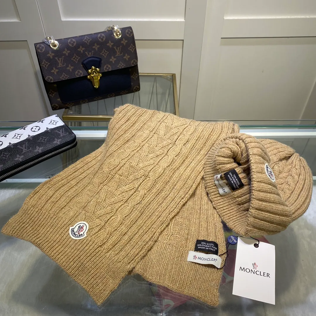 P170 MONCLER classic suit hat! Hat ➕Scarf! Cashmere and Rabbit Velvet Quality! It's warm and super comfortable~A great tool for young ladies to reduce their age in winter~This winter, all you need is a set of hats~It's warm and fashionable! Unisex model! Can be made as a couple model! Complete range of anti-counterfeiting labels and elevators! Many styles, welcome to choose!!