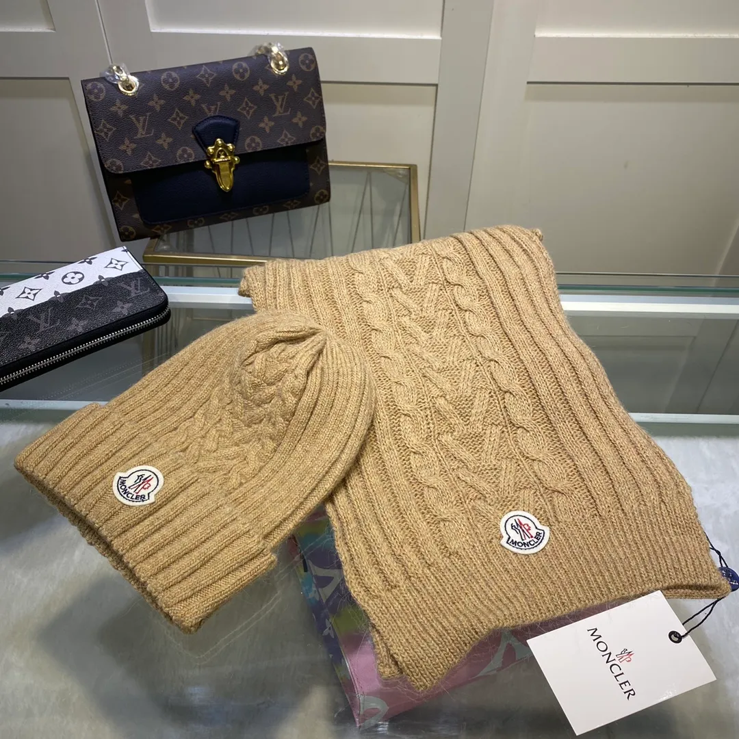P170 MONCLER classic suit hat! Hat ➕Scarf! Cashmere and Rabbit Velvet Quality! It's warm and super comfortable~A great tool for young ladies to reduce their age in winter~This winter, all you need is a set of hats~It's warm and fashionable! Unisex model! Can be made as a couple model! Complete range of anti-counterfeiting labels and elevators! Many styles, welcome to choose!!