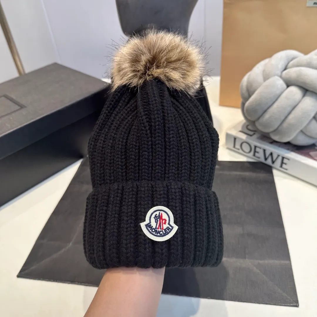 P50 high version Moncler Moncler 💥 Official website classic knitted hat, replica of the original. Very soft and skin-friendly, very elastic 💓 Textured and very versatile style ~ Warm cashmere woolen hat, one size fits all and elastic ~ Unisex, can be worn by any head size. Super quality, highly recommended