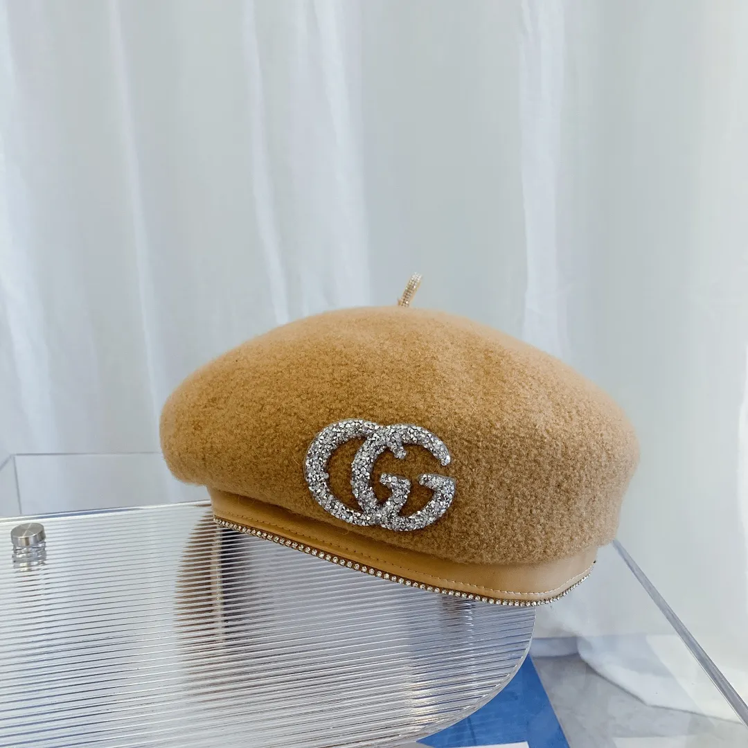 P90 GUCCI Gucci's new colorful wool beret painter's hat for autumn and winter. Stunning colorful beret. The raw material is 100% wool. It does not cut corners at all. It is a simple style and the shape of the hat is particularly good! It is cultivated by countless trendsetters in autumn and winter. The design is novel, bold, outstanding, and the colors are stunning. It is good at capturing fashion elements. The style is in line with the trend of young people. Bailey control can buy a few more colors. After all, this is a painter's hat that can accompany you for many years. 👨🏻‍🎨