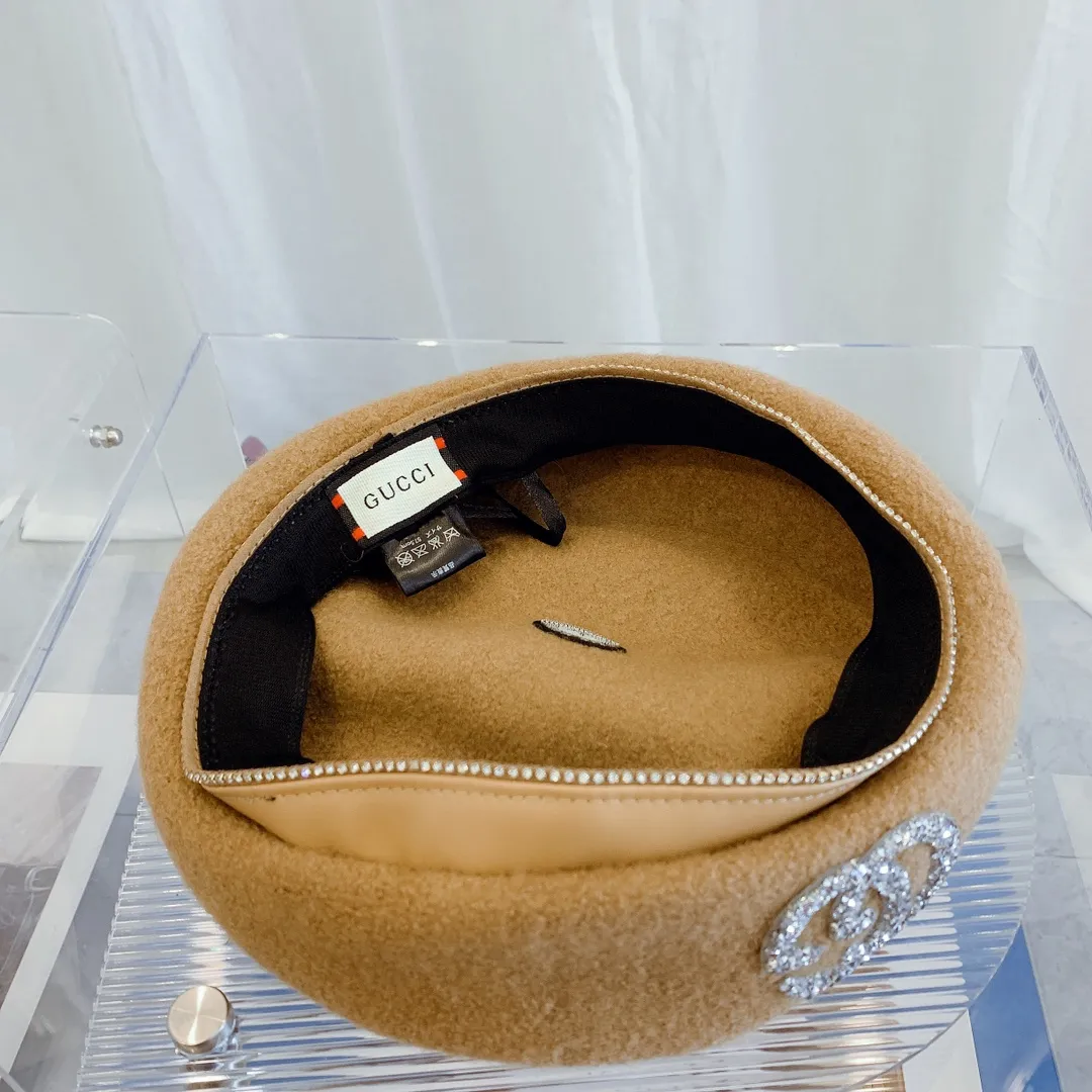 P90 GUCCI Gucci's new colorful wool beret painter's hat for autumn and winter. Stunning colorful beret. The raw material is 100% wool. It does not cut corners at all. It is a simple style and the shape of the hat is particularly good! It is cultivated by countless trendsetters in autumn and winter. The design is novel, bold, outstanding, and the colors are stunning. It is good at capturing fashion elements. The style is in line with the trend of young people. Bailey control can buy a few more colors. After all, this is a painter's hat that can accompany you for many years. 👨🏻‍🎨