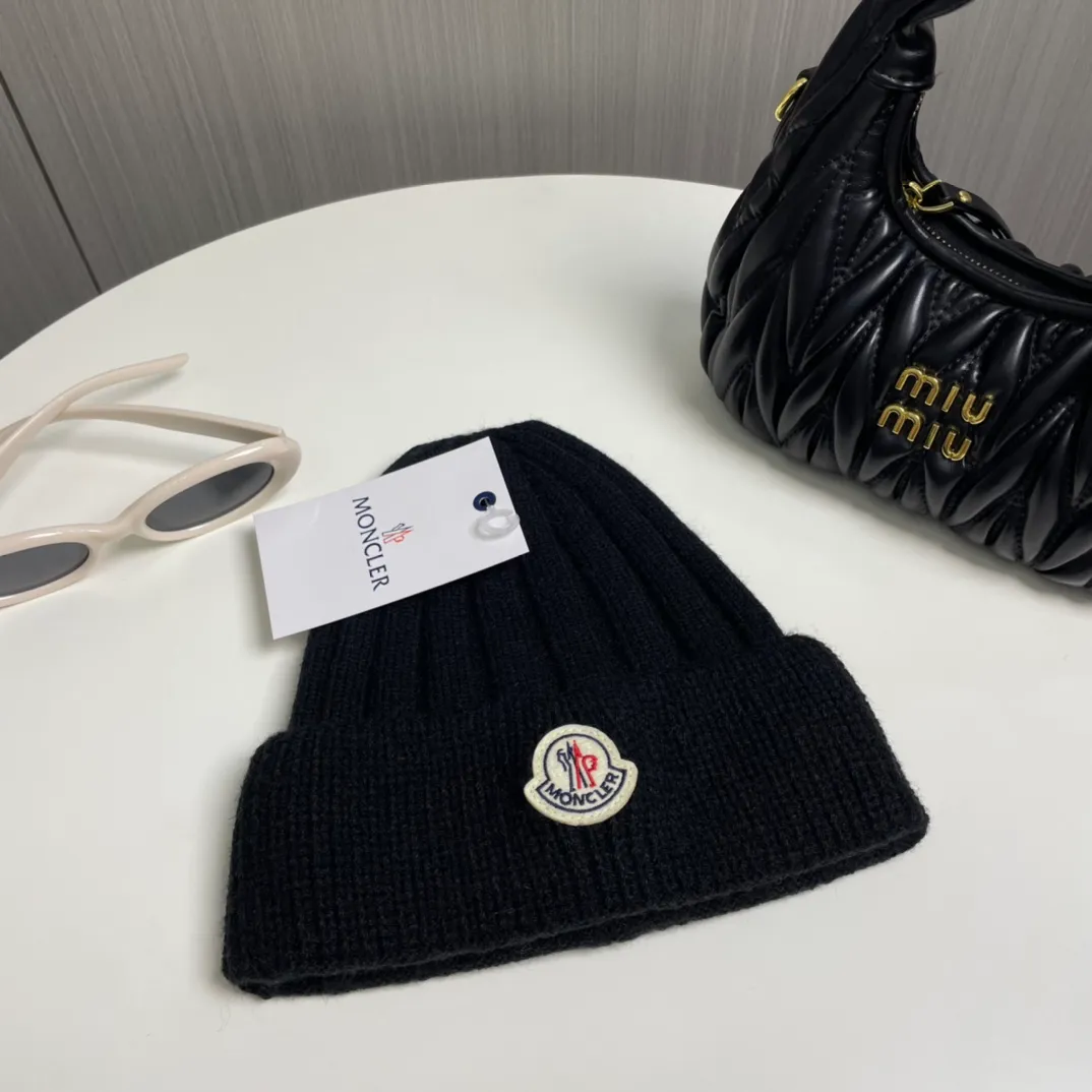 P60 comes with a dust bag for Moncler💥 Official website classic knitted hat, replica of the original. Very soft and skin-friendly, very elastic 💓 Textured and very versatile style ~ Warm cashmere woolen hat, one size fits all and elastic ~ Unisex, can be worn by any head size. Excellent quality, highly recommended