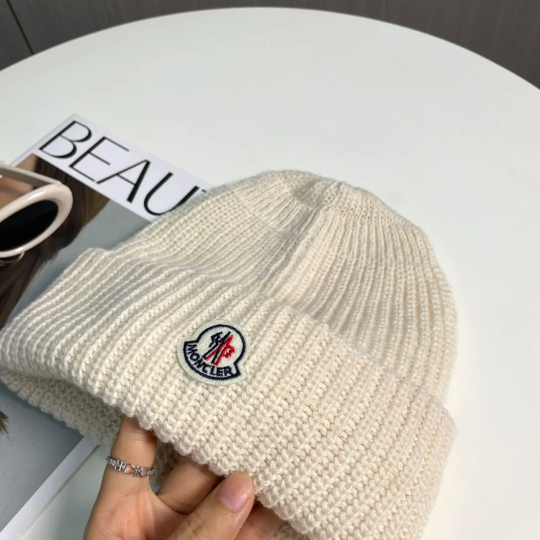 P50 Moncler Moncler 2024 early autumn and winter classic knitted hat, original replica. Very soft and skin-friendly, very elastic 💓 Textured and very versatile style ~ Warm cashmere woolen hat, one size fits all and elastic ~ Unisex, can be worn by any head size. Super quality, highly recommended
