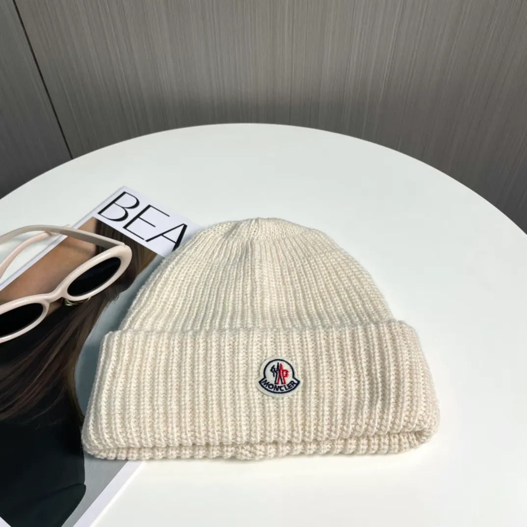 P50 Moncler Moncler 2024 early autumn and winter classic knitted hat, original replica. Very soft and skin-friendly, very elastic 💓 Textured and very versatile style ~ Warm cashmere woolen hat, one size fits all and elastic ~ Unisex, can be worn by any head size. Super quality, highly recommended