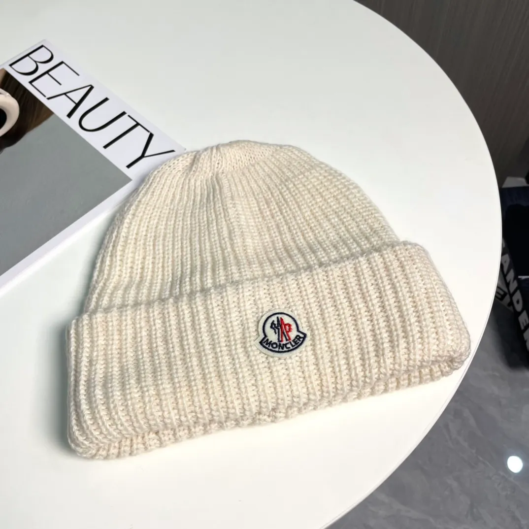 P50 Moncler Moncler 2024 early autumn and winter classic knitted hat, original replica. Very soft and skin-friendly, very elastic 💓 Textured and very versatile style ~ Warm cashmere woolen hat, one size fits all and elastic ~ Unisex, can be worn by any head size. Super quality, highly recommended
