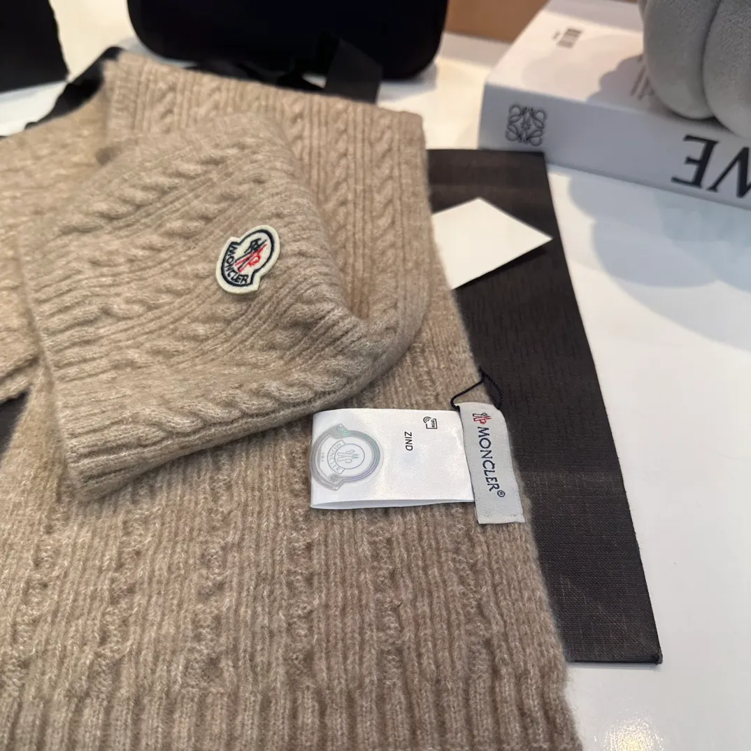P90 MONCLER, classic cashmere and rabbit fleece quality! It's warm and super comfortable~A magical tool for young ladies to reduce their age in winter~This is the only thing you need this winter that's both warm and fashionable! Unisex model! Can be made as a couple model