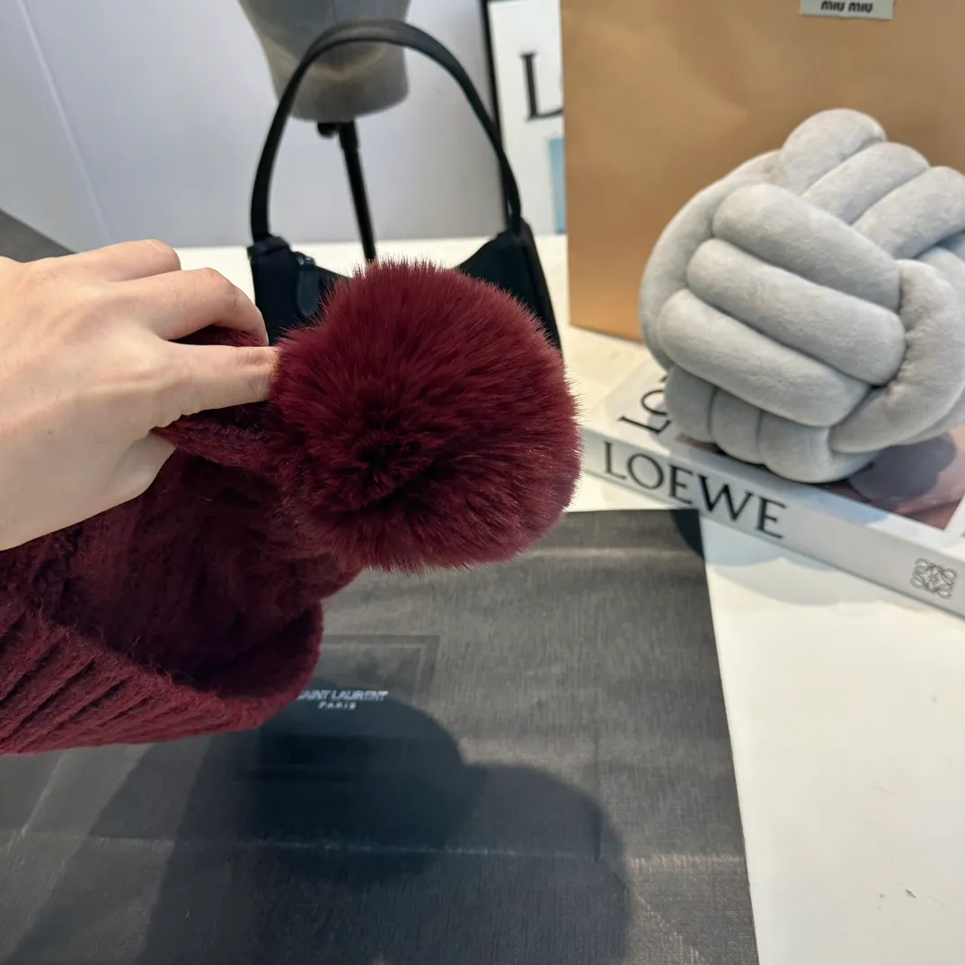 P70 Moncler 💥 Official website classic knitted hat, replica of the original. Very soft and skin-friendly, very elastic 💓 Textured and very versatile style ~ Warm cashmere woolen hat, one size fits all and elastic ~ Unisex, can be worn by any head size. Super quality, highly recommended
