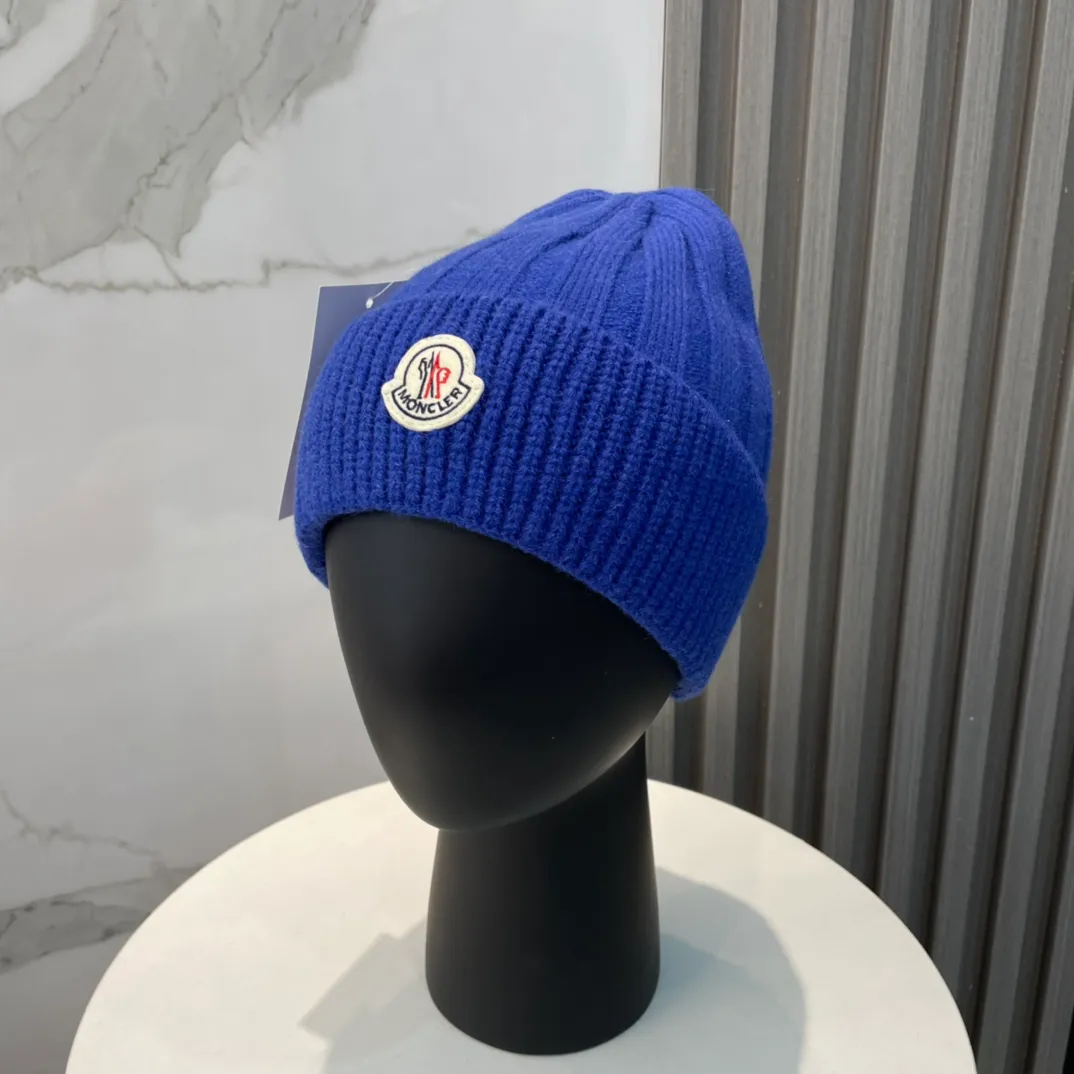 P60 comes with a dust bag for Moncler💥 Official website classic knitted hat, replica of the original. Very soft and skin-friendly, very elastic 💓 Textured and very versatile style ~ Warm cashmere woolen hat, one size fits all and elastic ~ Unisex, can be worn by any head size. Excellent quality, highly recommended