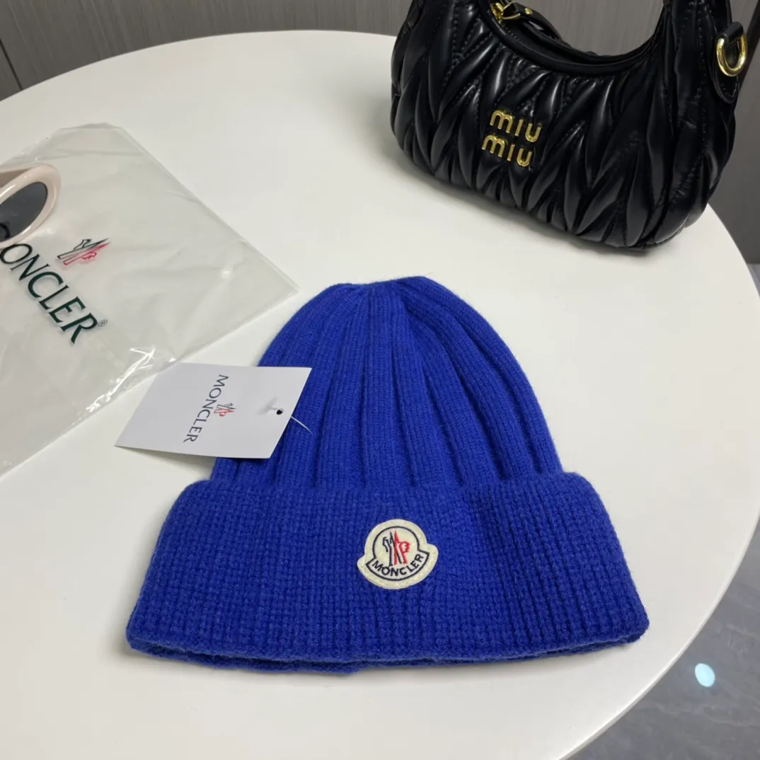 P60 comes with a dust bag for Moncler💥 Official website classic knitted hat, replica of the original. Very soft and skin-friendly, very elastic 💓 Textured and very versatile style ~ Warm cashmere woolen hat, one size fits all and elastic ~ Unisex, can be worn by any head size. Excellent quality, highly recommended
