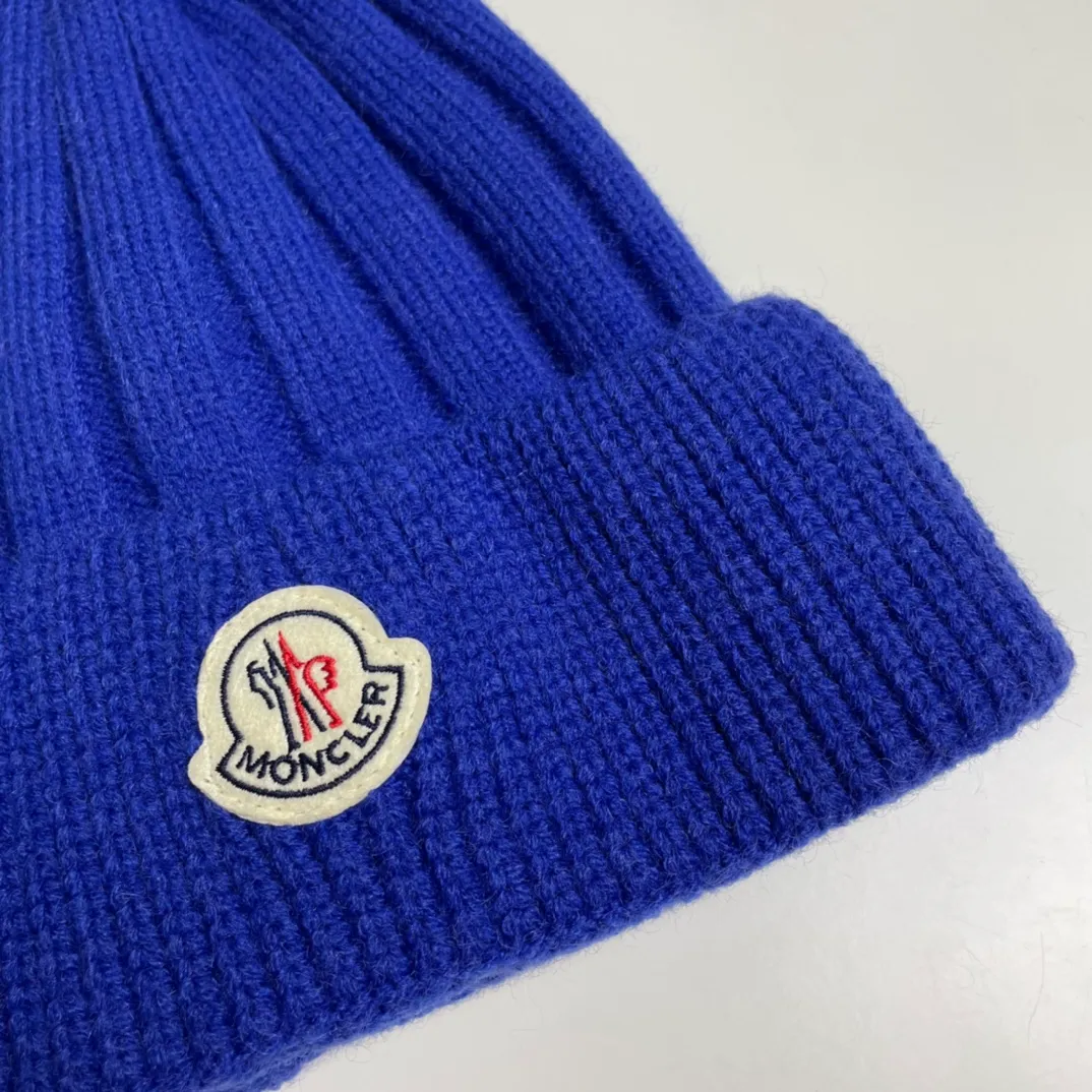 P60 comes with a dust bag for Moncler💥 Official website classic knitted hat, replica of the original. Very soft and skin-friendly, very elastic 💓 Textured and very versatile style ~ Warm cashmere woolen hat, one size fits all and elastic ~ Unisex, can be worn by any head size. Excellent quality, highly recommended