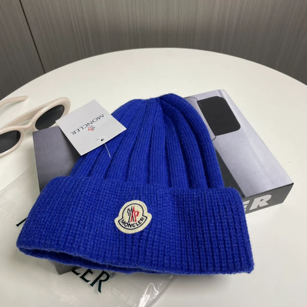 P60 comes with a dust bag for Moncler💥 Official website classic knitted hat, replica of the original. Very soft and skin-friendly, very elastic 💓 Textured and very versatile style ~ Warm cashmere woolen hat, one size fits all and elastic ~ Unisex, can be worn by any head size. Excellent quality, highly recommended