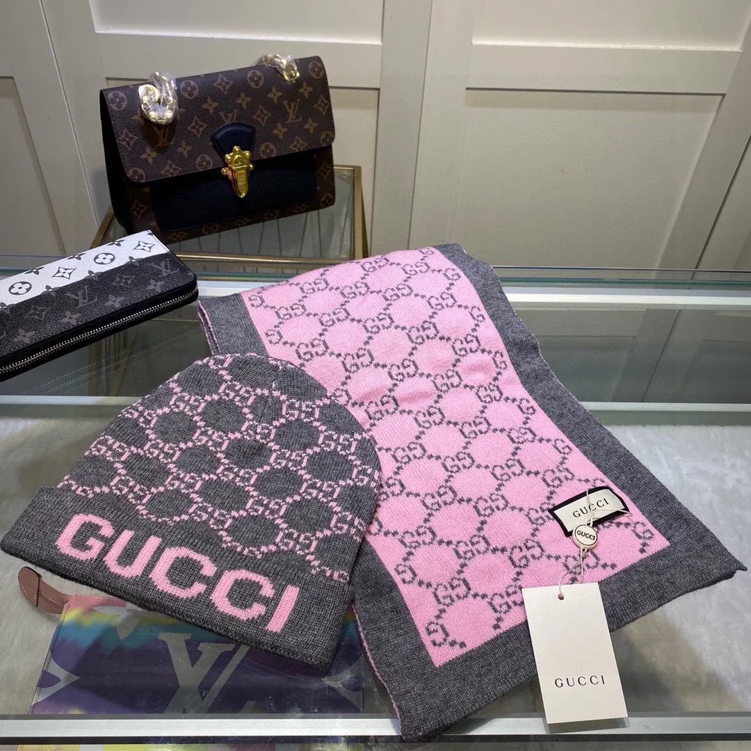 🉐️230 GUCCI classic suit hat! Hat ➕Scarf! Cashmere and Rabbit Velvet Quality! It's warm and super comfortable. This winter, all you need is a set of hats. It's warm and fashionable! Unisex model! Can be made as a couple model! Complete range of anti-counterfeiting labels and elevators! Many styles, welcome to choose!!