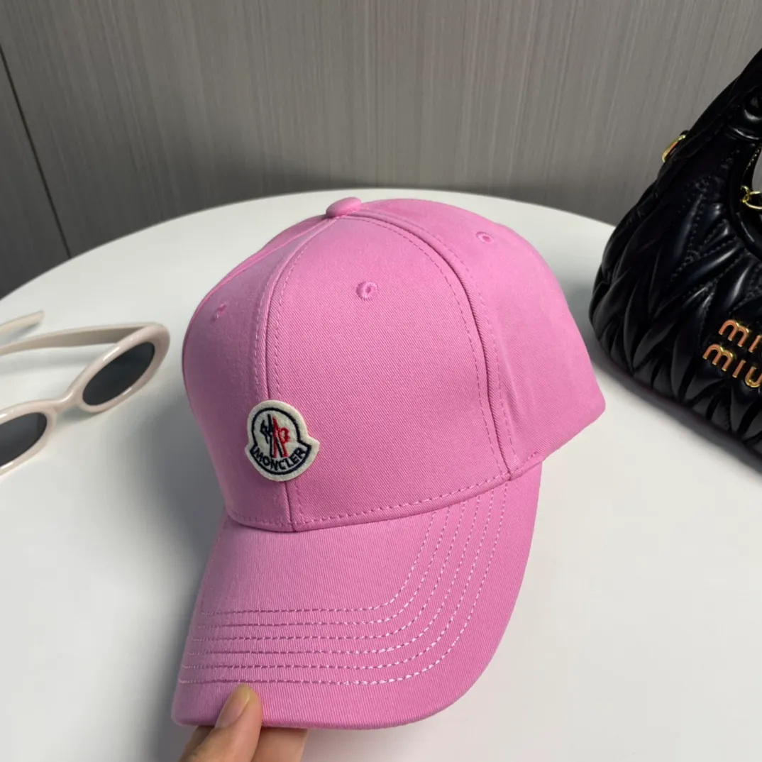P56 MONCLER new baseball cap, a fashionable street item with a great style, a favorite among Internet celebrities and fashion bloggers! High quality, comfortable and breathable, concave shape looks good