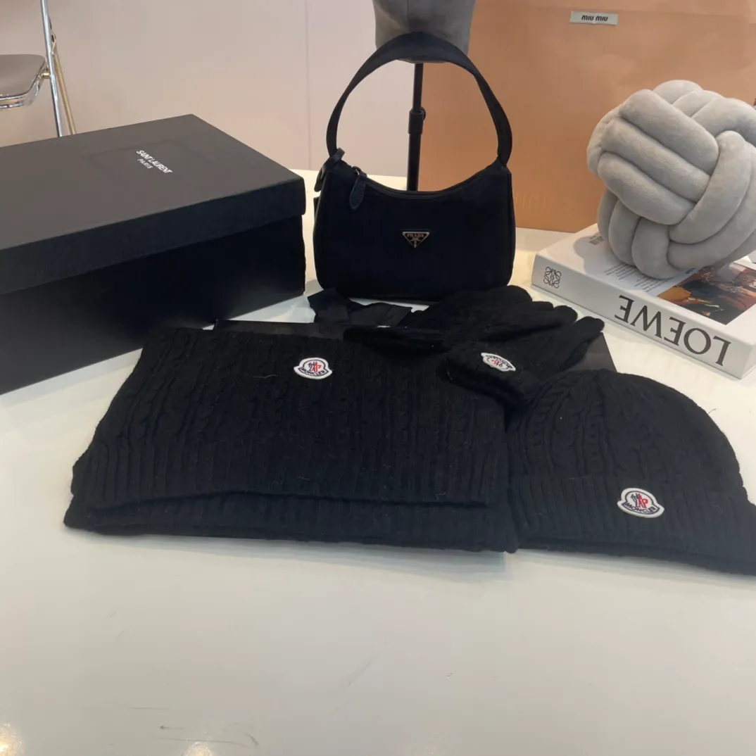 P180 Moncler wool knitted three-piece set, gloves + hat + scarf set ❄️ Wool knitted, super cute with cashmere scarf, a must-have for autumn and winter