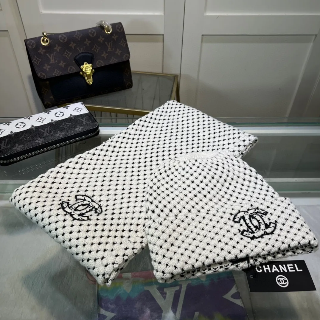 P180 GUCCI classic suit hat! Hat ➕Scarf! Cashmere and Rabbit Velvet Quality! It's warm and super comfortable. This winter, all you need is a set of hats. It's warm and fashionable! Unisex model! Can be made as a couple model! Complete range of anti-counterfeiting labels and elevators! Many styles, welcome to choose!!