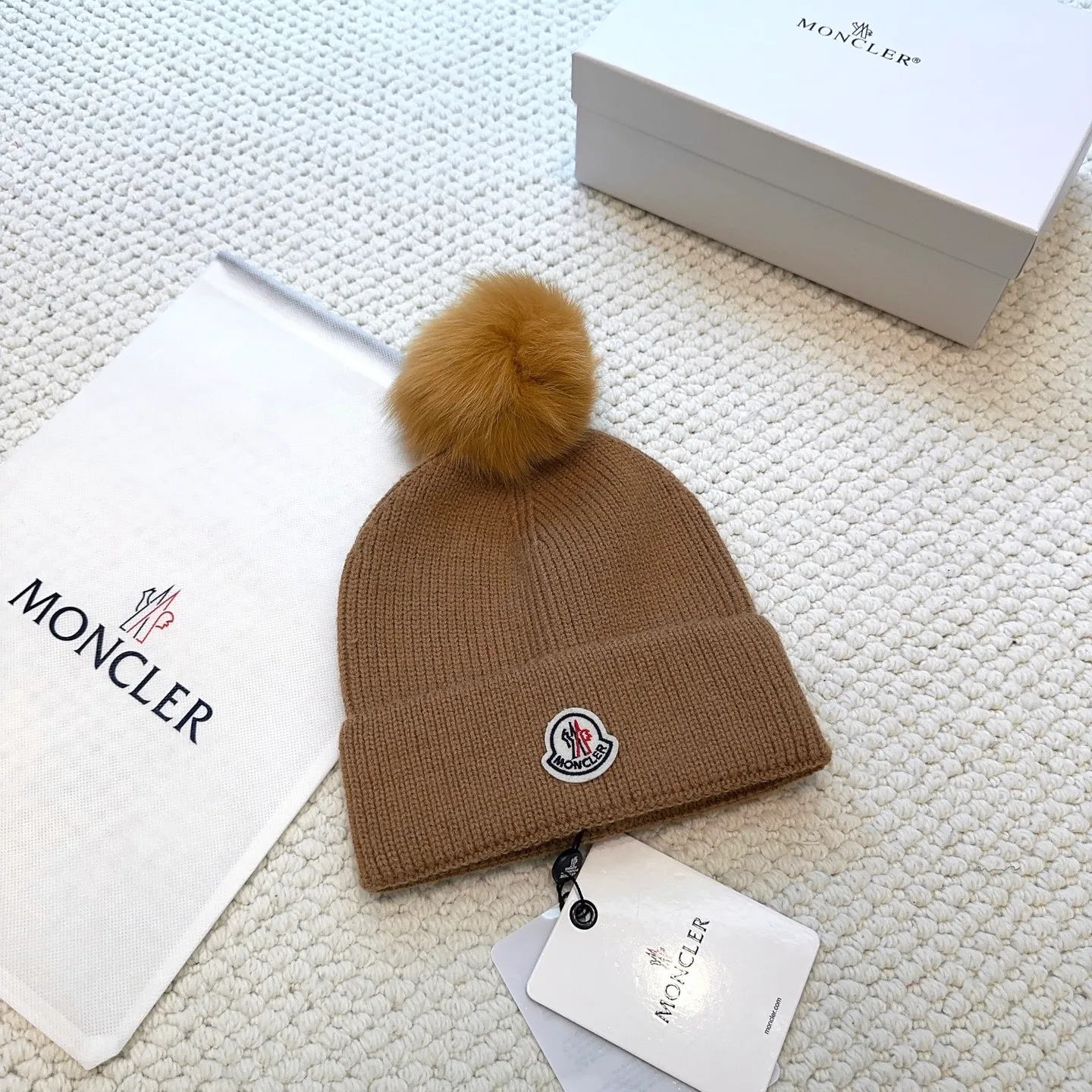 P80 with dust bag, high version Moncler Moncler 💥Official website classic knitted hat, replica of the original. Very soft and skin-friendly, very elastic 💓 Textured and very versatile style ~ Warm cashmere woolen hat, one size fits all and elastic ~ Unisex, can be worn by any head size. Super quality, highly recommended