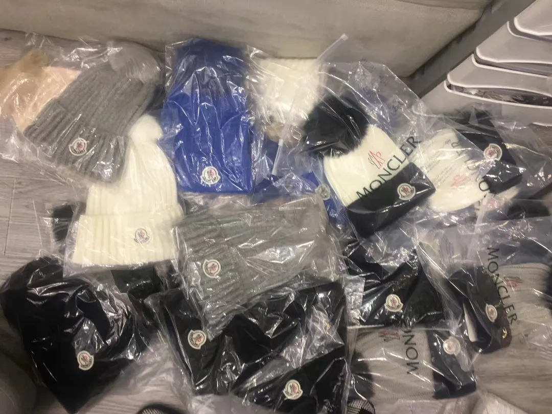 Inquiry with pictures, Moncler Mouth Covered Classic Knitted Beanie 🔥Best Edition