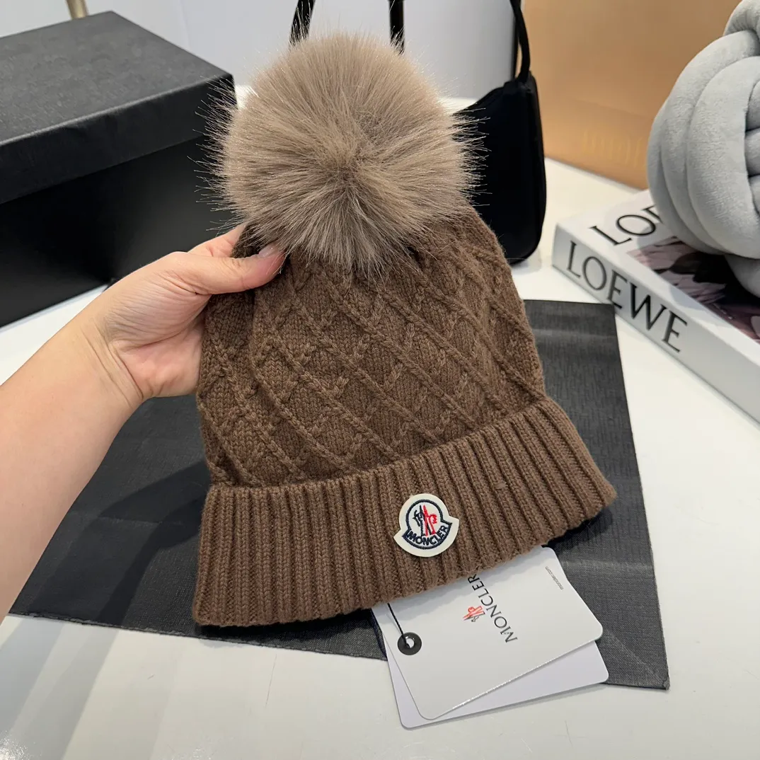 P80 Moncler👒high-end genuine exclusive style, hemp flower knitted hat, made of selected wool, skin-friendly and super soft‼ ️Paired with fox fur balls, it is very age-reducing‼ ️Complete trademark hangtags