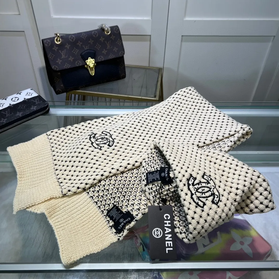 P180 GUCCI classic suit hat! Hat ➕Scarf! Cashmere and Rabbit Velvet Quality! It's warm and super comfortable. This winter, all you need is a set of hats. It's warm and fashionable! Unisex model! Can be made as a couple model! Complete range of anti-counterfeiting labels and elevators! Many styles, welcome to choose!!